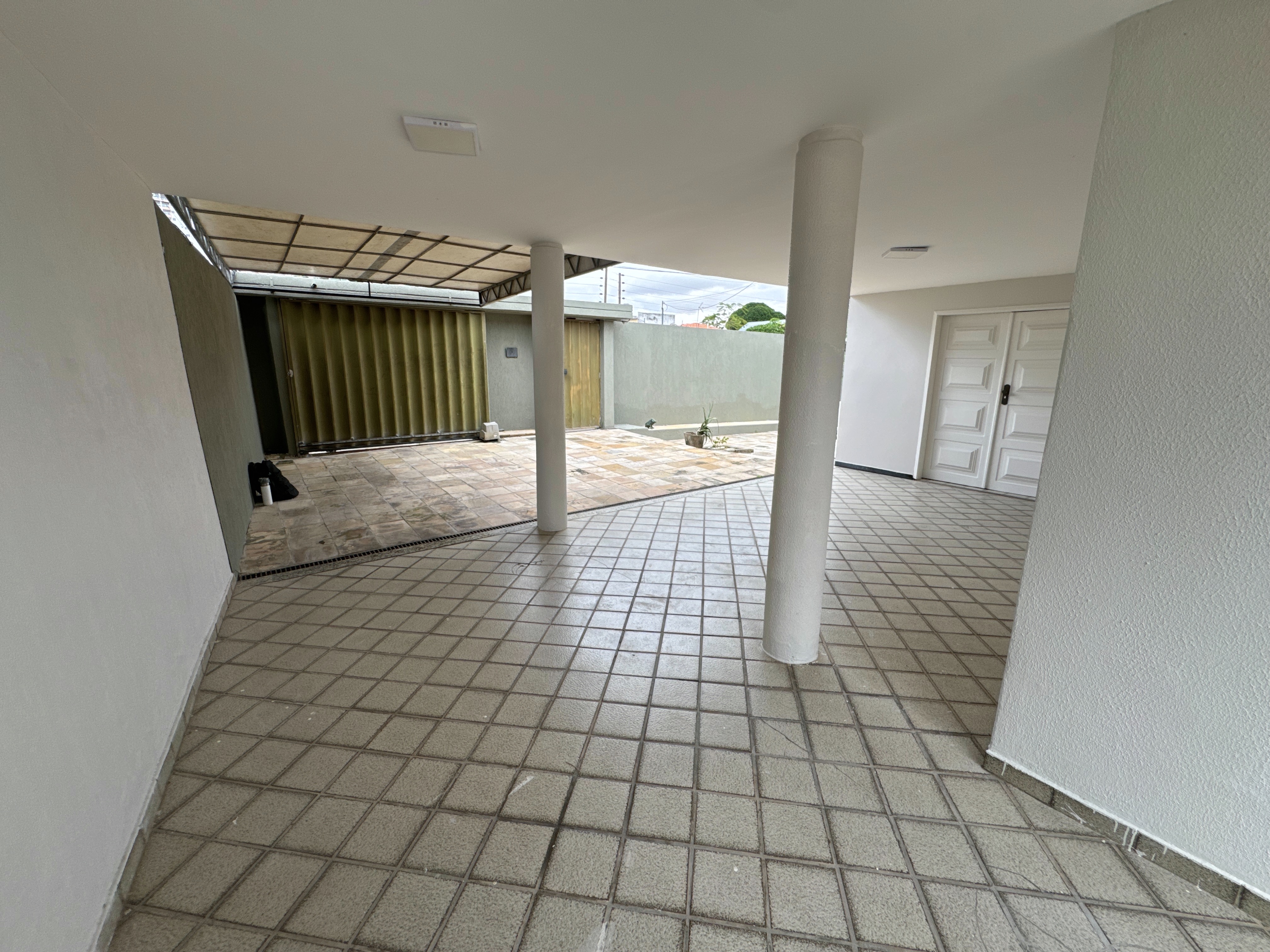 Garagem coberta e portões