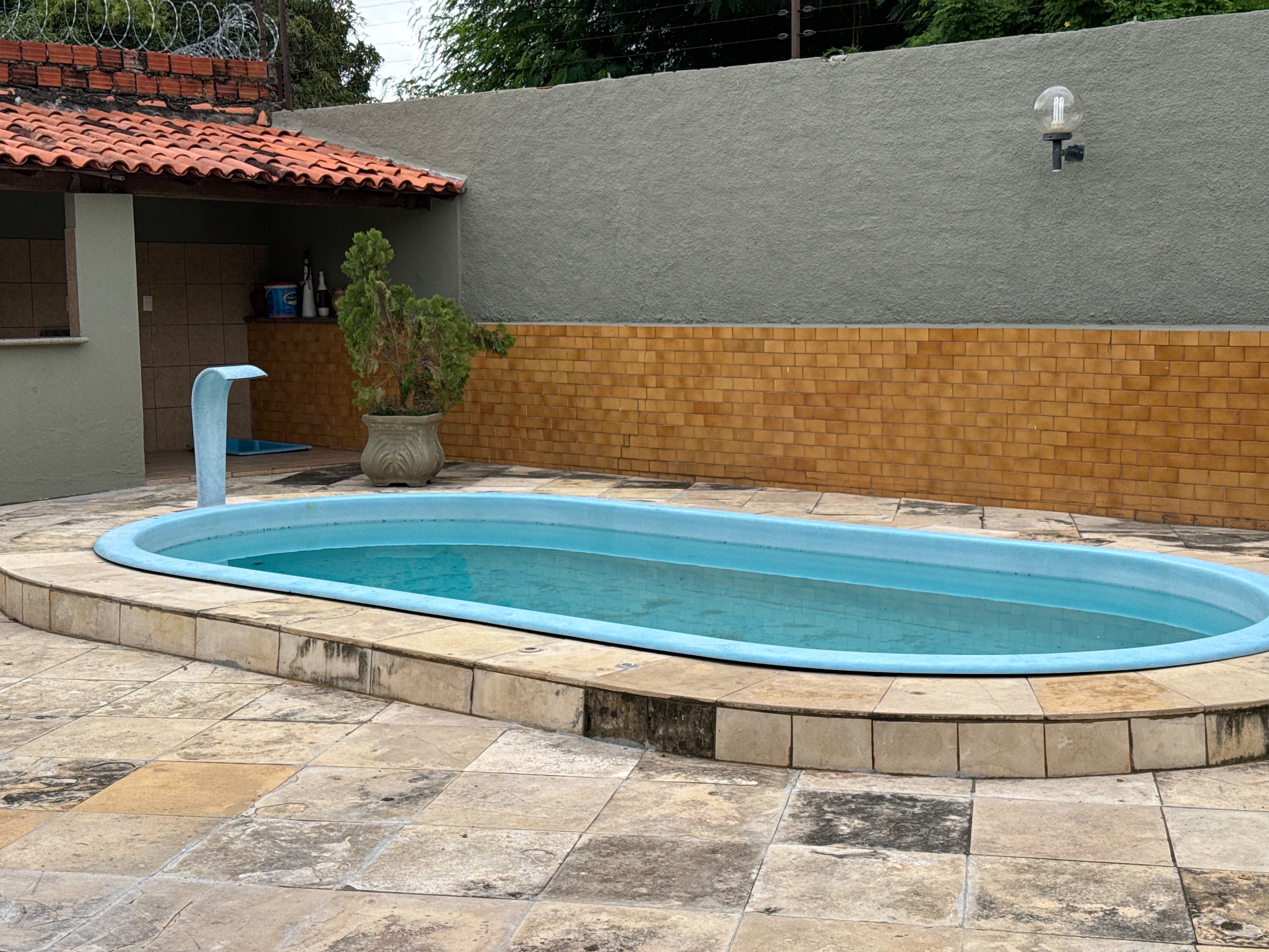 Piscina com cascata