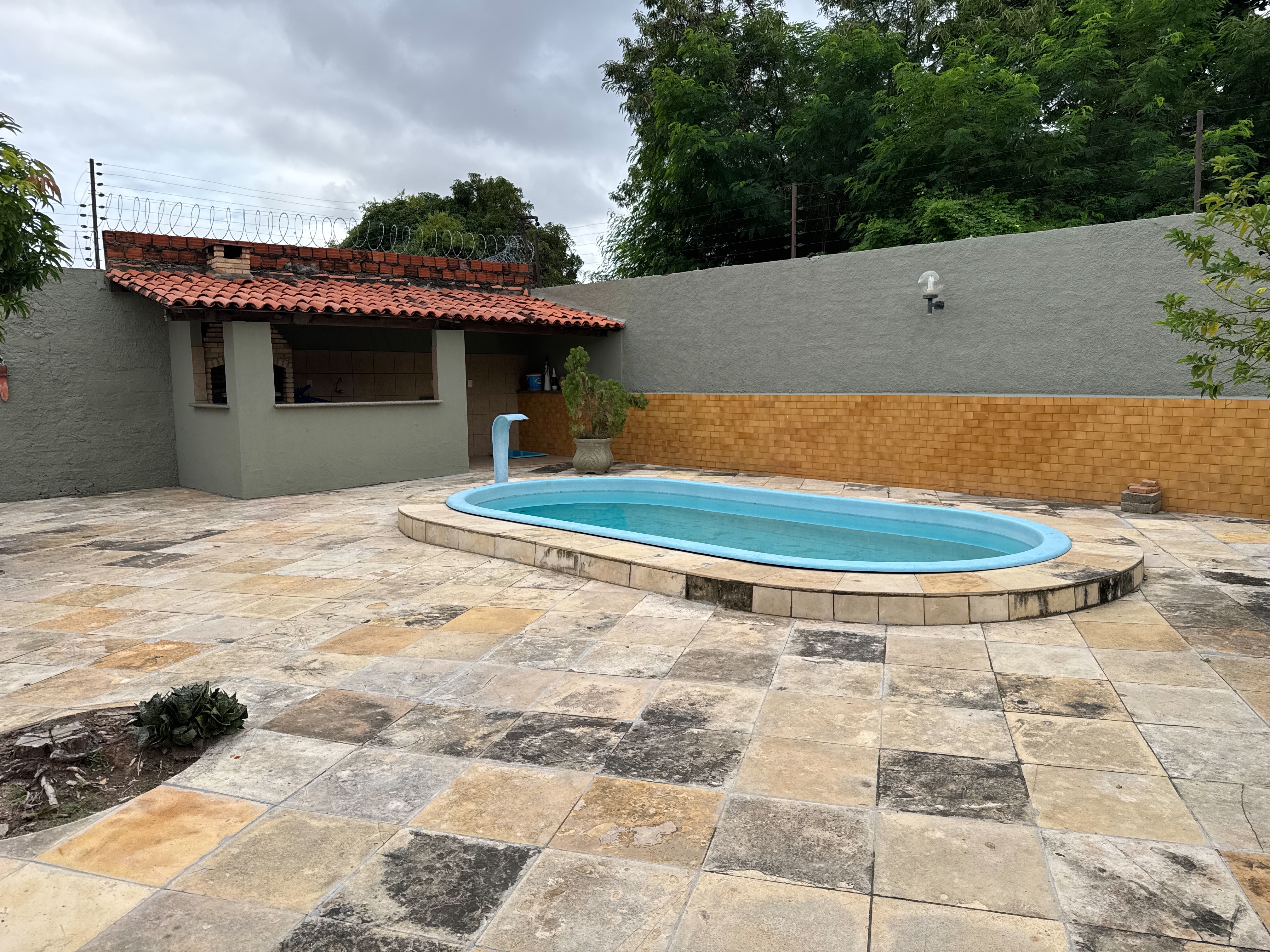 Área de lazer com piscina e churrasqueira